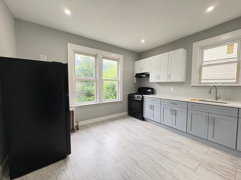 351 Leslie St, Unit 1 in Newark, NJ - Building Photo