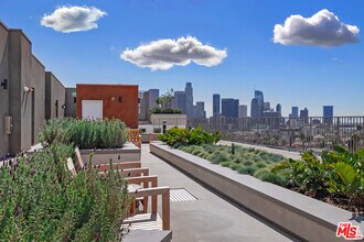 1011 Everett St in Los Angeles, CA - Foto de edificio - Building Photo