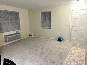 1309 Silverstone Dr in Carpentersville, IL - Building Photo - Building Photo