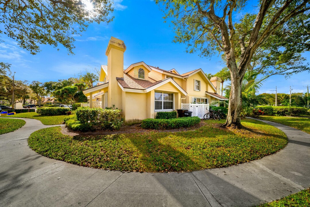8104 Oakton Ct in West Palm Beach, FL - Foto de edificio