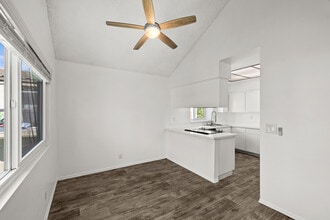 Ashwood Gardens in Ventura, CA - Foto de edificio - Building Photo