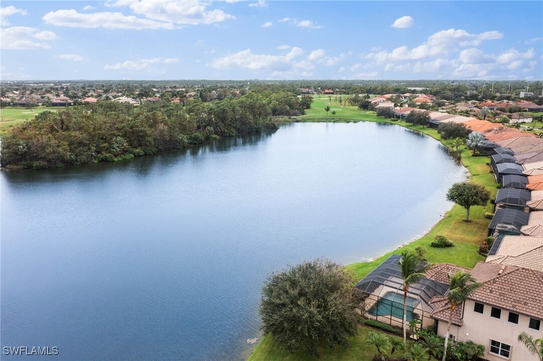 6172 Dogleg Dr in Naples, FL - Foto de edificio