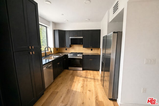 10867 Fruitland Dr in Los Angeles, CA - Building Photo - Building Photo