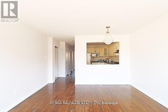 1237E Woodbine Ave in Toronto, ON - Building Photo - Building Photo