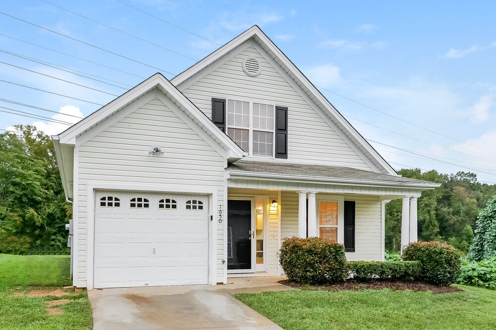 1650 Sandersted Village Cir in Winston-Salem, NC - Foto de edificio