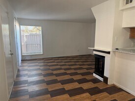 8050 Sands Point Dr in Houston, TX - Building Photo