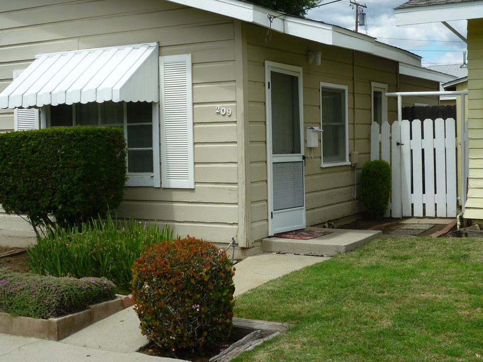 209 W Dexter St in Covina, CA - Building Photo