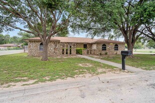 118 Rawhide Trail in Del Rio, TX - Building Photo