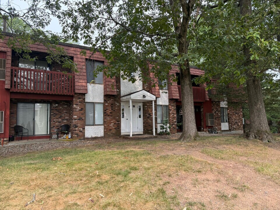 25 Woodsedge Dr in Newington, CT - Building Photo