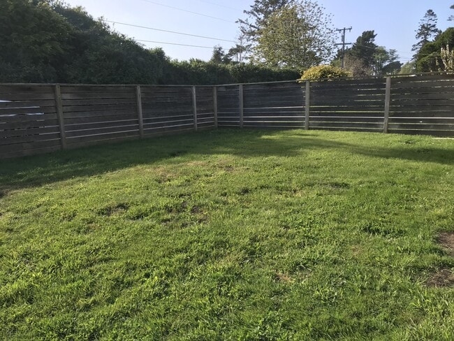 1725 Anderson Ave in Mckinleyville, CA - Building Photo - Building Photo