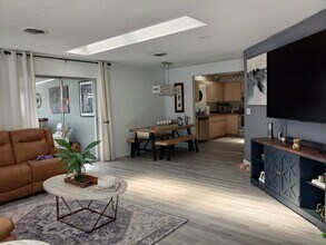 755 SW Rustic Cir in Stuart, FL - Foto de edificio - Building Photo