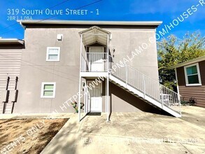 319 S Olive St in San Antonio, TX - Foto de edificio - Building Photo