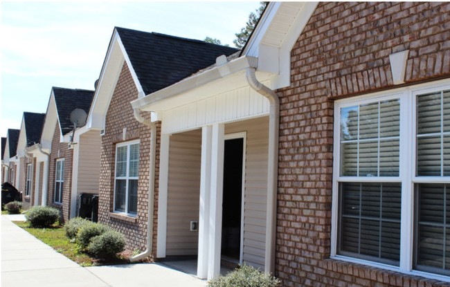 Cedarbrook Court in Tallahassee, FL - Foto de edificio - Building Photo