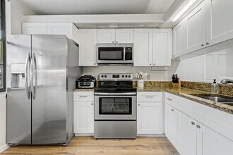 1518 Whitehall Dr in Davie, FL - Building Photo - Building Photo