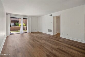 3825 E Camelback Rd in Phoenix, AZ - Building Photo - Building Photo