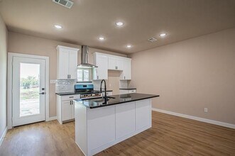 120 Brookview Dr in Bridgeport, TX - Building Photo - Building Photo