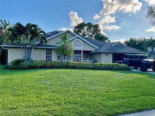 6715 Willow Lake Cir in Ft. Myers, FL - Building Photo - Building Photo