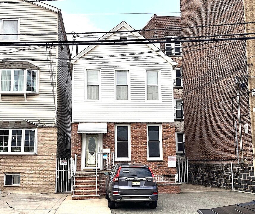 284 Magnolia Ave in Jersey City, NJ - Building Photo