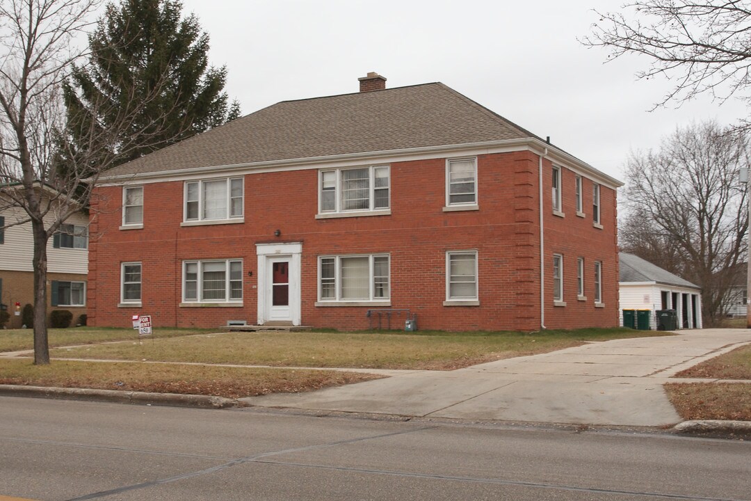 245 W Decorah Rd in West Bend, WI - Foto de edificio
