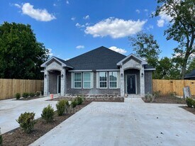 216 Cleveland St in Cleburne, TX - Building Photo