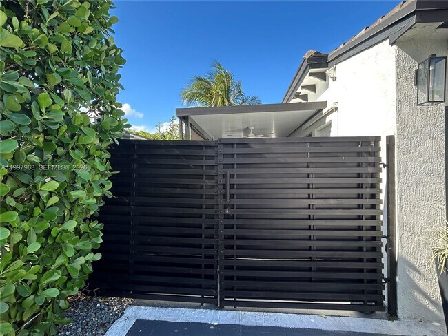 135 E 37th St in Hialeah, FL - Building Photo - Building Photo