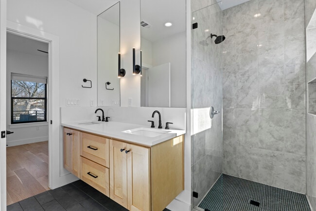 2916 E 13th St in Austin, TX - Building Photo - Building Photo