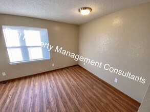 1071-1073 Krysti Ln in Warsaw, MO - Building Photo - Building Photo