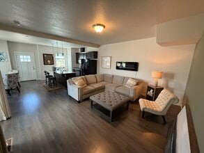 1620 SE Barberry Ave in Dallas, OR - Building Photo - Building Photo