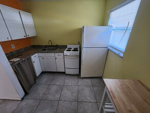 1302 E 149th Ave, Unit Apartment A in Lutz, FL - Building Photo - Building Photo