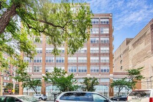 933 W Van Buren St in Chicago, IL - Building Photo