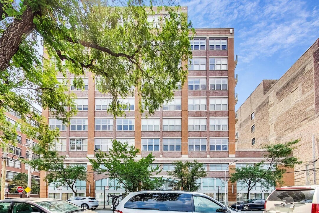 933 W Van Buren St in Chicago, IL - Building Photo