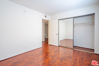 326 S Manhattan Pl in Los Angeles, CA - Building Photo - Building Photo
