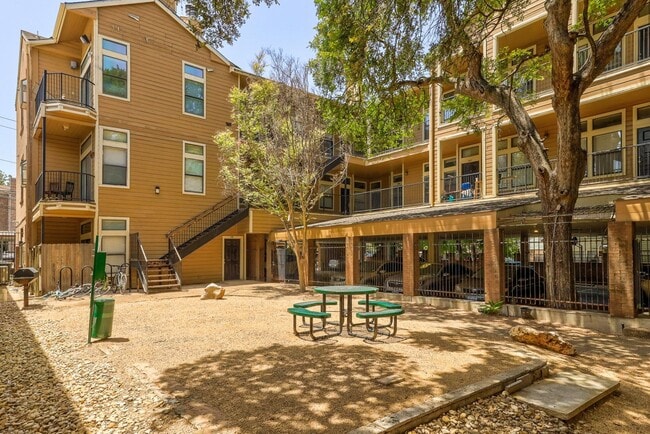 2802 Nueces St in Austin, TX - Foto de edificio - Building Photo