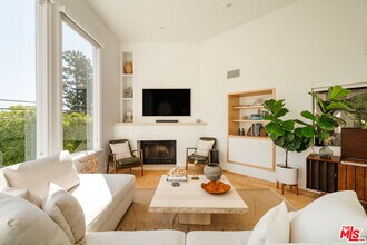 2261 Vasanta Way in Los Angeles, CA - Building Photo - Building Photo