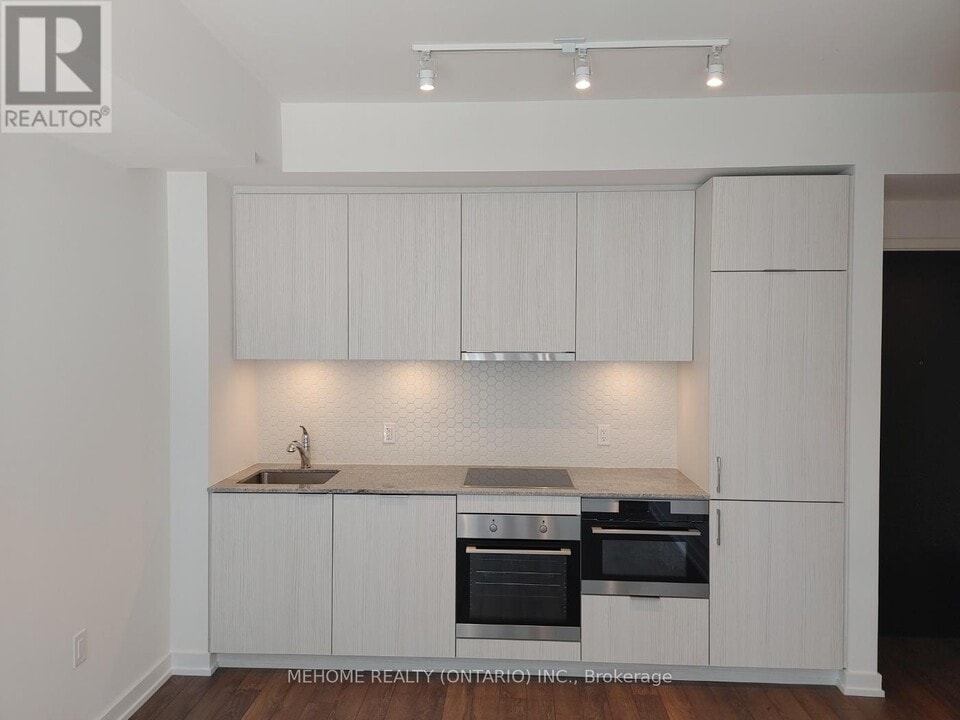 158-1158 Front St E in Toronto, ON - Building Photo