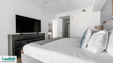 1950 Mayfair St, Unit 1027 in Naples, FL - Foto de edificio - Building Photo