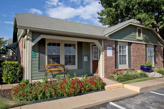 Arbors Of Burleson in Burleson, TX - Foto de edificio - Building Photo