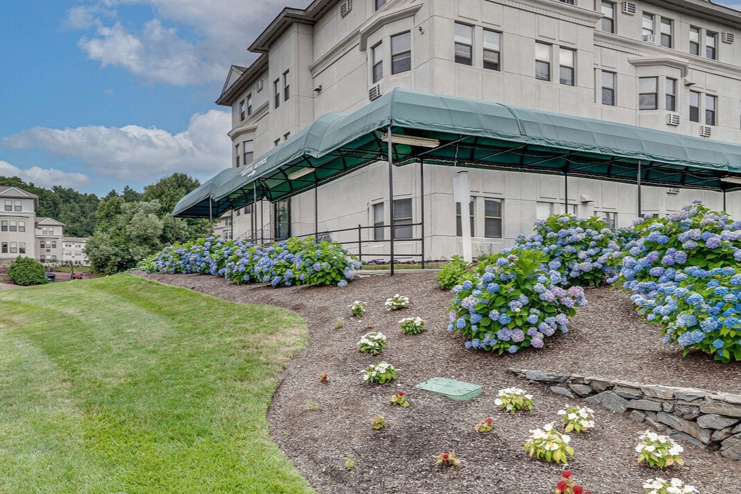 Somerset Apartments in Nashua, NH - Building Photo