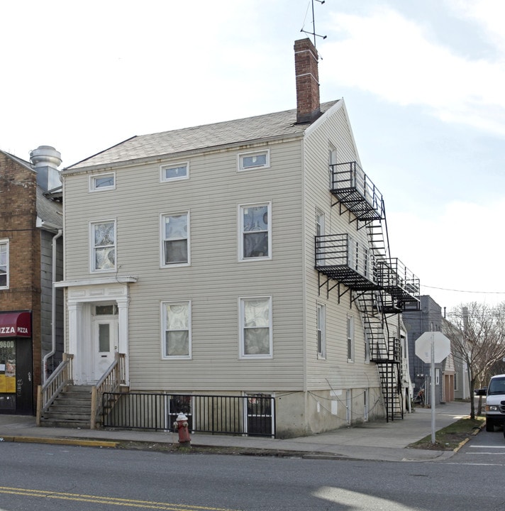 106 Easton Ave in New Brunswick, NJ - Building Photo