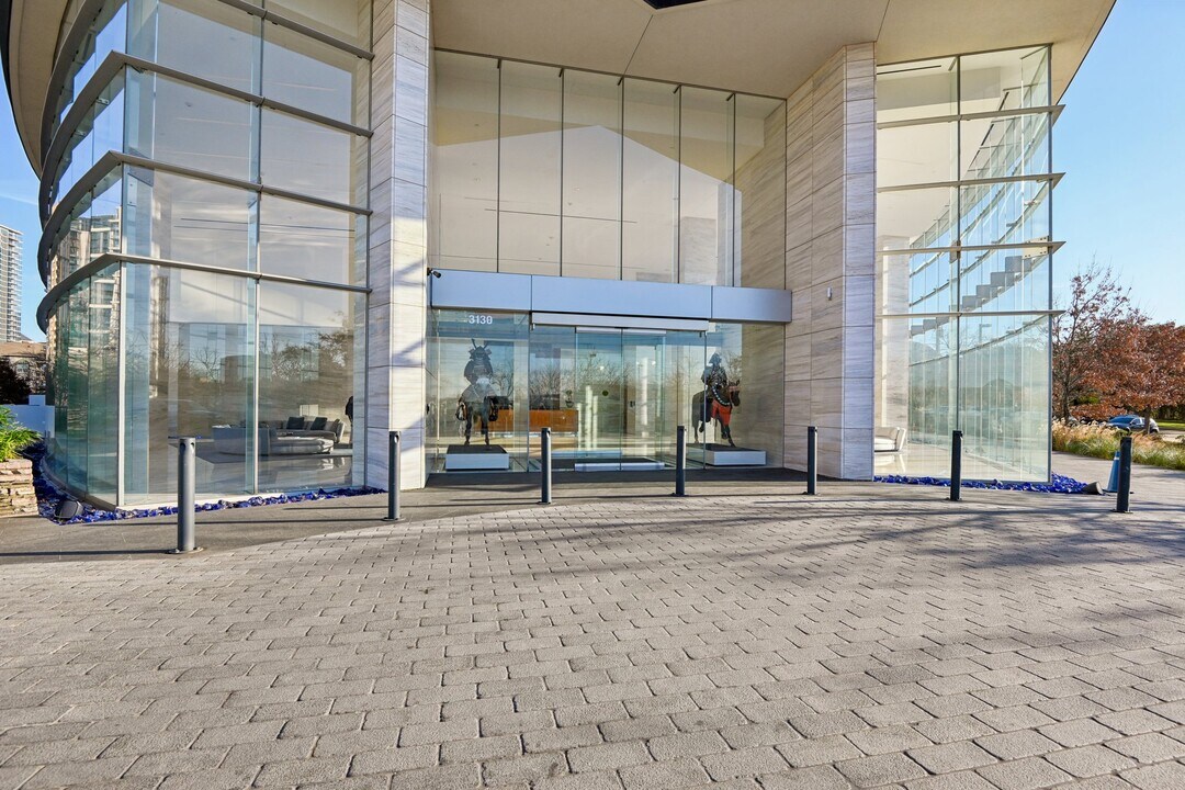 3130 N Harwood St in Dallas, TX - Building Photo