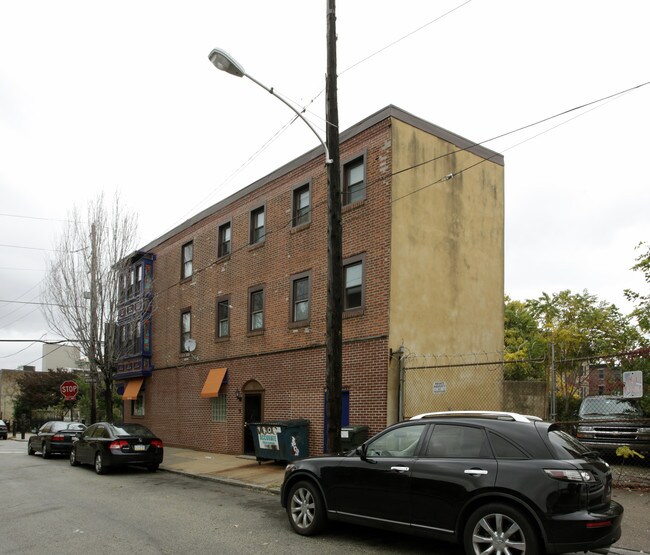 322-326 Poplar St in Philadelphia, PA - Building Photo - Building Photo