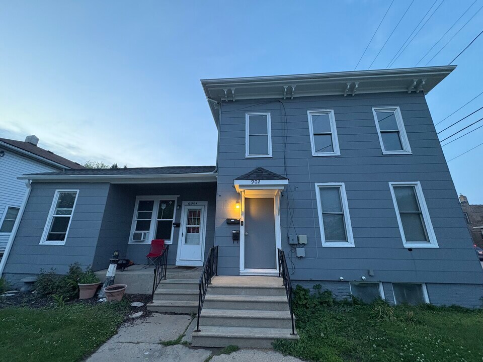 902 46th St, Unit Upper unit in Kenosha, WI - Foto de edificio