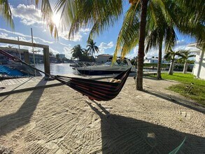 12388 N Bayshore Dr in North Miami, FL - Foto de edificio - Building Photo