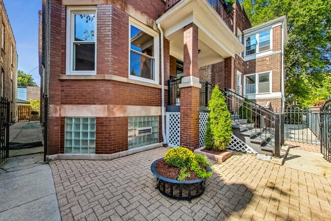 2254 N Springfield Ave in Chicago, IL - Building Photo - Building Photo