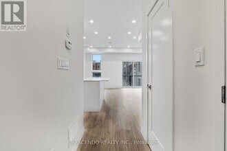 22 Lytham Grn Cir in Newmarket, ON - Building Photo - Building Photo
