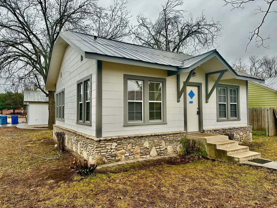 321 Surber St in Kerrville, TX - Building Photo