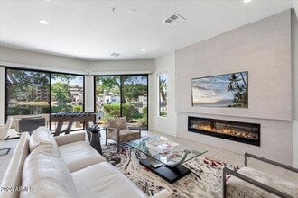 8989 N Gainey Center Dr in Scottsdale, AZ - Building Photo - Building Photo