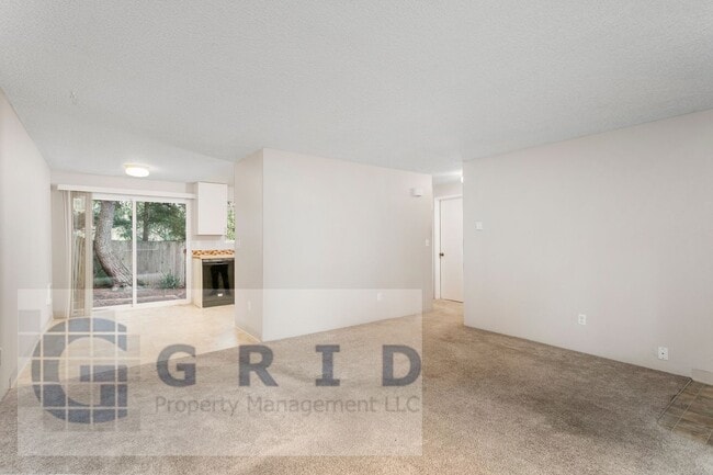 7033 SW Garden Home Rd in Portland, OR - Foto de edificio - Building Photo