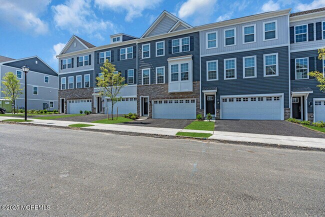 8 Rothbury Ct in Tinton Falls, NJ - Building Photo - Building Photo