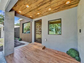 2066 NE 174th St in North Miami Beach, FL - Building Photo - Building Photo